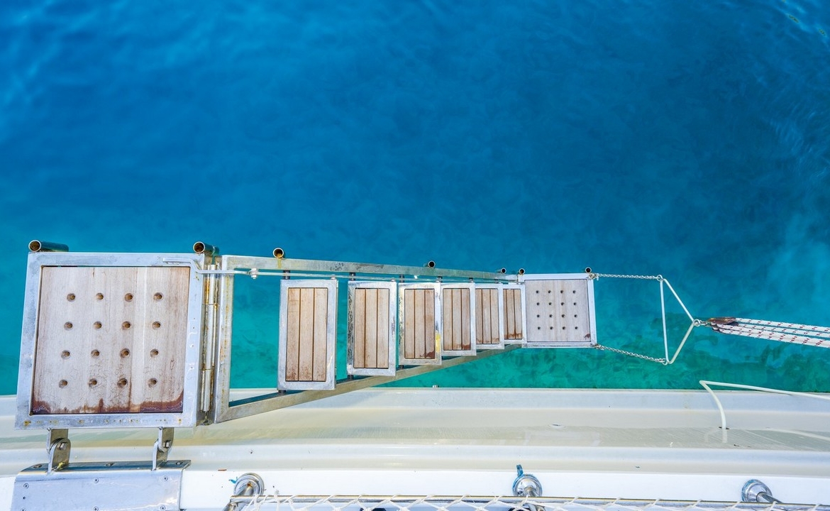 Holiday 5 gulet, 10 kabin ve 20 kişilik kapasitesiyle kalabalık gruplar için ideal mavi tur sunar. Güncel fiyatlar ve dahil hizmetler için Platin Yatçılık.