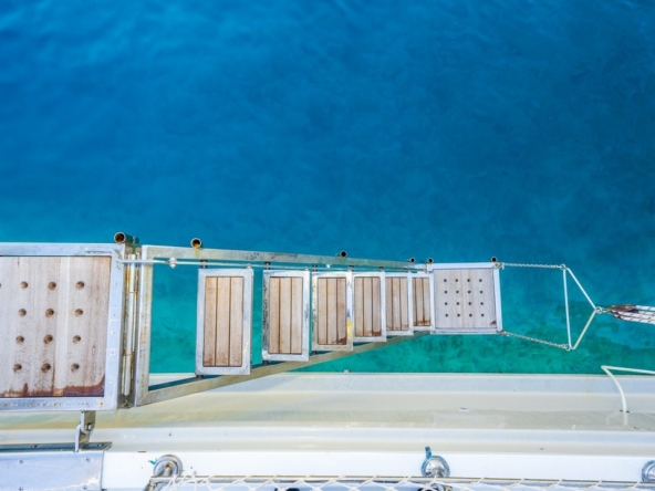 Holiday 5 gulet, 10 kabin ve 20 kişilik kapasitesiyle kalabalık gruplar için ideal mavi tur sunar. Güncel fiyatlar ve dahil hizmetler için Platin Yatçılık.