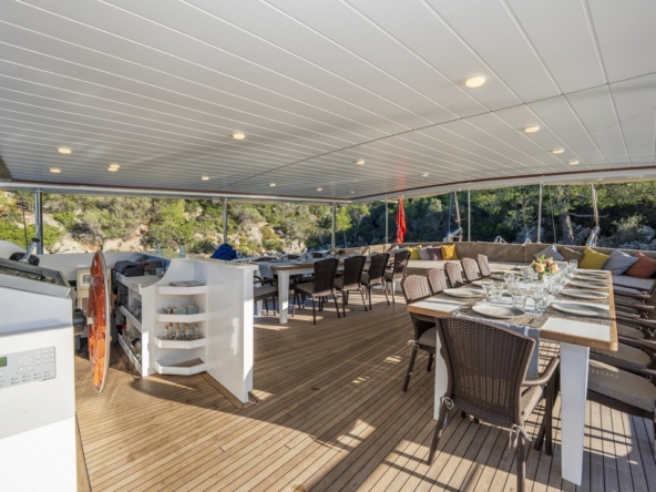 Holiday 5 gulet, 10 kabin ve 20 kişilik kapasitesiyle kalabalık gruplar için ideal mavi tur sunar. Güncel fiyatlar ve dahil hizmetler için Platin Yatçılık.