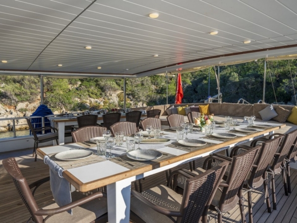 Holiday 5 gulet, 10 kabin ve 20 kişilik kapasitesiyle kalabalık gruplar için ideal mavi tur sunar. Güncel fiyatlar ve dahil hizmetler için Platin Yatçılık.