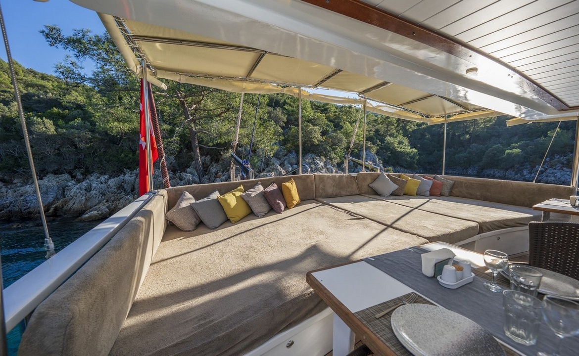 Holiday 5 gulet, 10 kabin ve 20 kişilik kapasitesiyle kalabalık gruplar için ideal mavi tur sunar. Güncel fiyatlar ve dahil hizmetler için Platin Yatçılık.