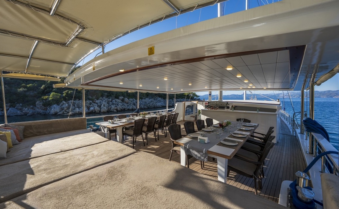 Holiday 5 gulet, 10 kabin ve 20 kişilik kapasitesiyle kalabalık gruplar için ideal mavi tur sunar. Güncel fiyatlar ve dahil hizmetler için Platin Yatçılık.