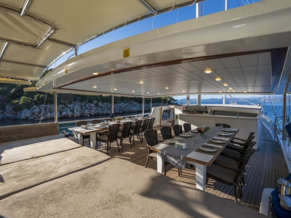 Holiday 5 gulet, 10 kabin ve 20 kişilik kapasitesiyle kalabalık gruplar için ideal mavi tur sunar. Güncel fiyatlar ve dahil hizmetler için Platin Yatçılık.