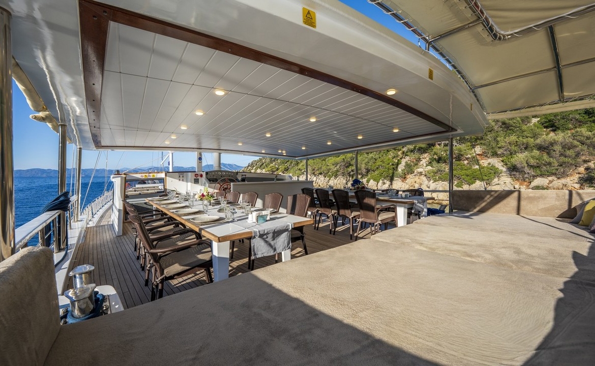 Holiday 5 gulet, 10 kabin ve 20 kişilik kapasitesiyle kalabalık gruplar için ideal mavi tur sunar. Güncel fiyatlar ve dahil hizmetler için Platin Yatçılık.