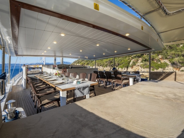 Holiday 5 gulet, 10 kabin ve 20 kişilik kapasitesiyle kalabalık gruplar için ideal mavi tur sunar. Güncel fiyatlar ve dahil hizmetler için Platin Yatçılık.