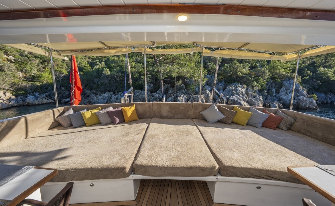 Holiday 5 gulet, 10 kabin ve 20 kişilik kapasitesiyle kalabalık gruplar için ideal mavi tur sunar. Güncel fiyatlar ve dahil hizmetler için Platin Yatçılık.