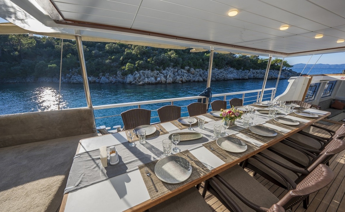 Holiday 5 gulet, 10 kabin ve 20 kişilik kapasitesiyle kalabalık gruplar için ideal mavi tur sunar. Güncel fiyatlar ve dahil hizmetler için Platin Yatçılık.