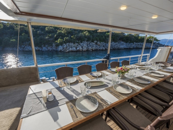 Holiday 5 gulet, 10 kabin ve 20 kişilik kapasitesiyle kalabalık gruplar için ideal mavi tur sunar. Güncel fiyatlar ve dahil hizmetler için Platin Yatçılık.