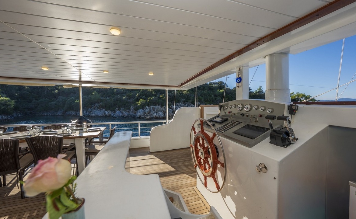 Holiday 5 gulet, 10 kabin ve 20 kişilik kapasitesiyle kalabalık gruplar için ideal mavi tur sunar. Güncel fiyatlar ve dahil hizmetler için Platin Yatçılık.