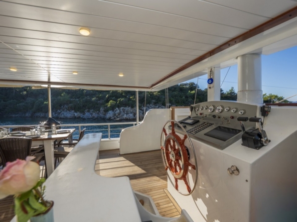 Holiday 5 gulet, 10 kabin ve 20 kişilik kapasitesiyle kalabalık gruplar için ideal mavi tur sunar. Güncel fiyatlar ve dahil hizmetler için Platin Yatçılık.