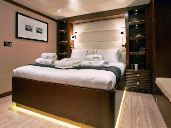 Bodrum’dan başlayan mavi turunuz için 46 m Infinity Gulet. 6 kabin, flybridge, jakuzi ve tüm su sporları ekipmanlarıyla rüya gibi bir Blue Cruise deneyimi.