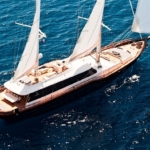 Bodrum’dan başlayan mavi turunuz için 46 m Infinity Gulet. 6 kabin, flybridge, jakuzi ve tüm su sporları ekipmanlarıyla rüya gibi bir Blue Cruise deneyimi.