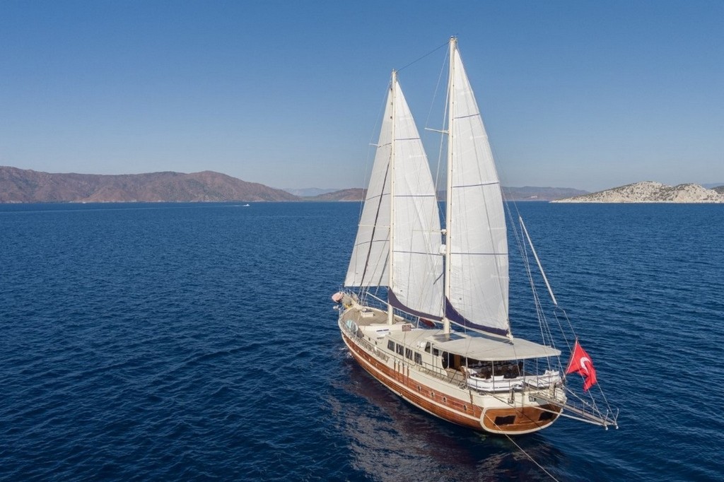 34 metre deluxe ketch gulet Kaptan Mehmet Buğra ile Marmaris’ten özel Mavi Tur! 8 kabin, 18 kişi kapasite, jakuzi, su sporları ve 6 kişilik profesyonel ekip ile lüks tatil deneyimi