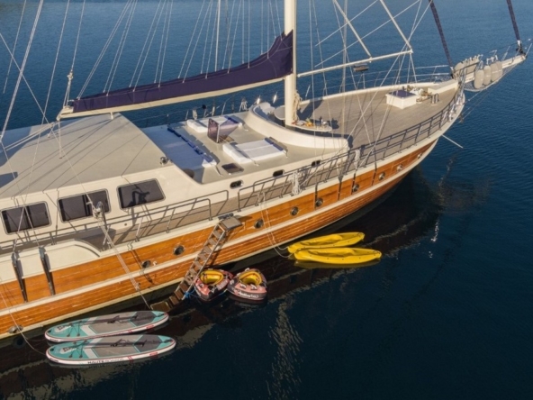 34 metre deluxe ketch gulet Kaptan Mehmet Buğra ile Marmaris’ten özel Mavi Tur! 8 kabin, 18 kişi kapasite, jakuzi, su sporları ve 6 kişilik profesyonel ekip ile lüks tatil deneyimi