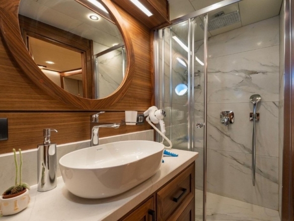 34 metre deluxe ketch gulet Kaptan Mehmet Buğra ile Marmaris’ten özel Mavi Tur! 8 kabin, 18 kişi kapasite, jakuzi, su sporları ve 6 kişilik profesyonel ekip ile lüks tatil deneyimi