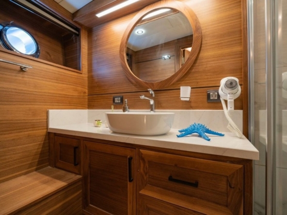 34 metre deluxe ketch gulet Kaptan Mehmet Buğra ile Marmaris’ten özel Mavi Tur! 8 kabin, 18 kişi kapasite, jakuzi, su sporları ve 6 kişilik profesyonel ekip ile lüks tatil deneyimi