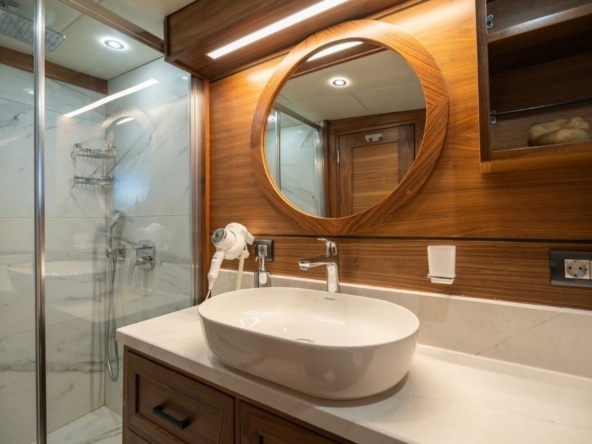 34 metre deluxe ketch gulet Kaptan Mehmet Buğra ile Marmaris’ten özel Mavi Tur! 8 kabin, 18 kişi kapasite, jakuzi, su sporları ve 6 kişilik profesyonel ekip ile lüks tatil deneyimi