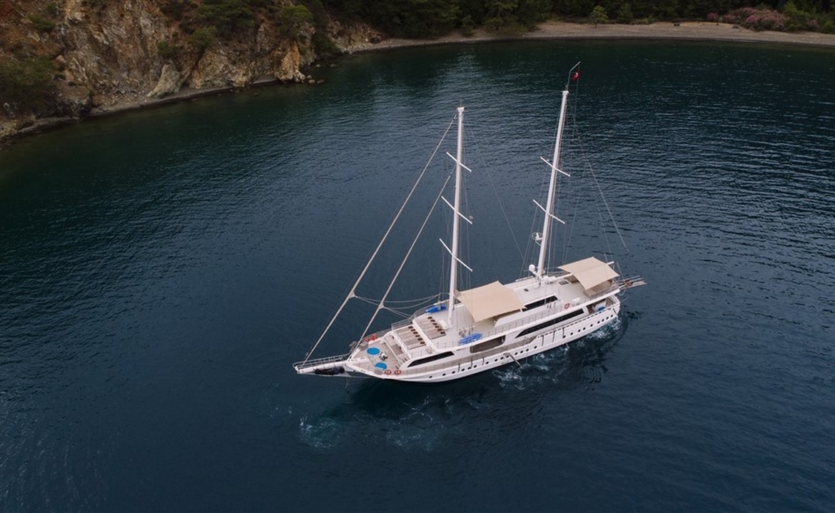 Türkiye’de Kayhan 11 Gulet kiralayın: 34 metre uzunluk, 10 kabin, 20 kişilik konfor ve unutulmaz mavi yolculuk deneyimi