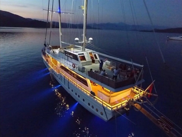 Türkiye’de Kayhan 11 Gulet kiralayın: 34 metre uzunluk, 10 kabin, 20 kişilik konfor ve unutulmaz mavi yolculuk deneyimi