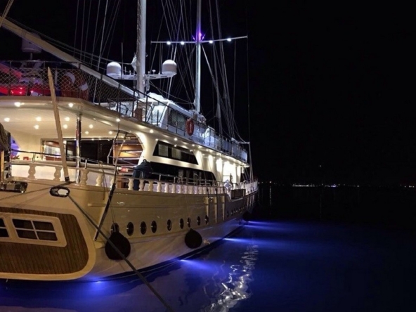 Türkiye’de Kayhan 11 Gulet kiralayın: 34 metre uzunluk, 10 kabin, 20 kişilik konfor ve unutulmaz mavi yolculuk deneyimi