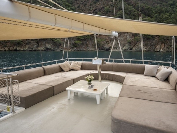 Türkiye’de Kayhan 11 Gulet kiralayın: 34 metre uzunluk, 10 kabin, 20 kişilik konfor ve unutulmaz mavi yolculuk deneyimi