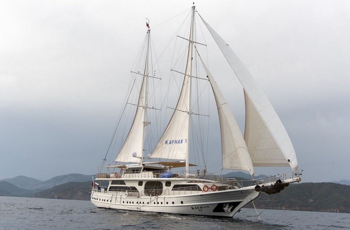 Türkiye’de Kayhan 11 Gulet kiralayın: 34 metre uzunluk, 10 kabin, 20 kişilik konfor ve unutulmaz mavi yolculuk deneyimi