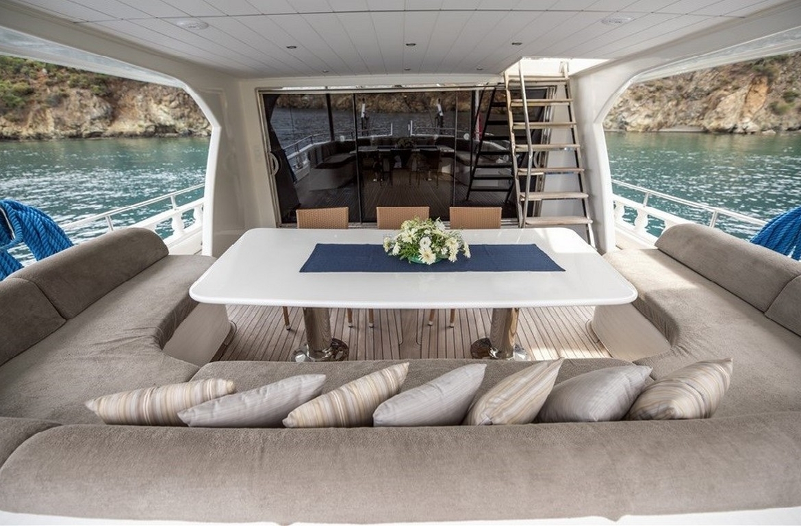 Türkiye’de Kayhan 11 Gulet kiralayın: 34 metre uzunluk, 10 kabin, 20 kişilik konfor ve unutulmaz mavi yolculuk deneyimi