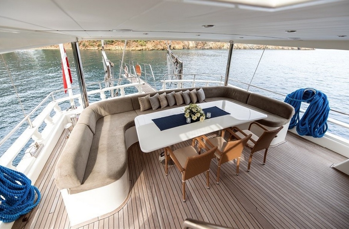 Türkiye’de Kayhan 11 Gulet kiralayın: 34 metre uzunluk, 10 kabin, 20 kişilik konfor ve unutulmaz mavi yolculuk deneyimi