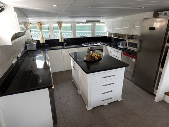 Türkiye’de Kayhan 11 Gulet kiralayın: 34 metre uzunluk, 10 kabin, 20 kişilik konfor ve unutulmaz mavi yolculuk deneyimi