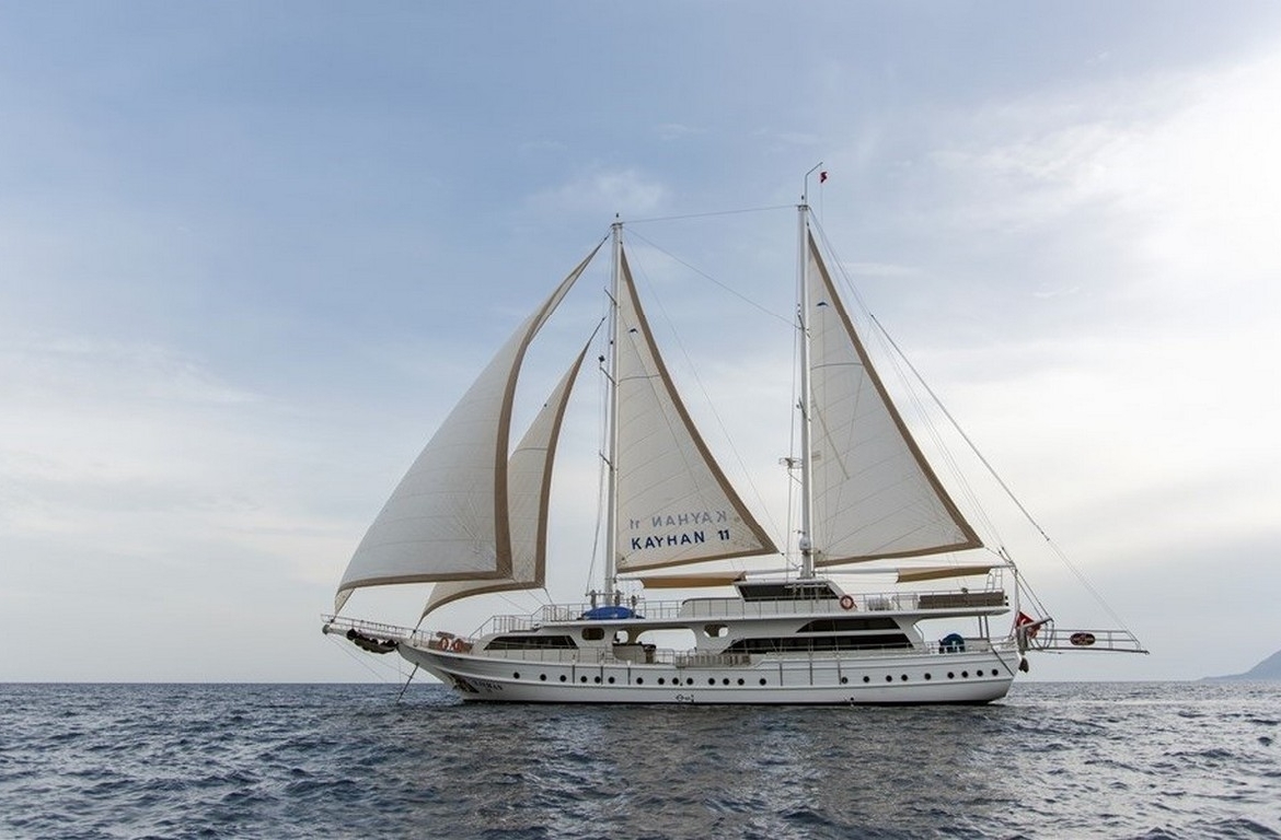 Türkiye’de Kayhan 11 Gulet kiralayın: 34 metre uzunluk, 10 kabin, 20 kişilik konfor ve unutulmaz mavi yolculuk deneyimi