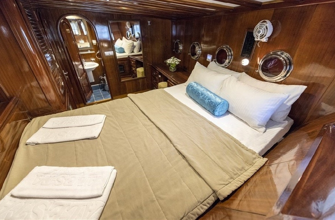 Türkiye’de Kayhan 11 Gulet kiralayın: 34 metre uzunluk, 10 kabin, 20 kişilik konfor ve unutulmaz mavi yolculuk deneyimi