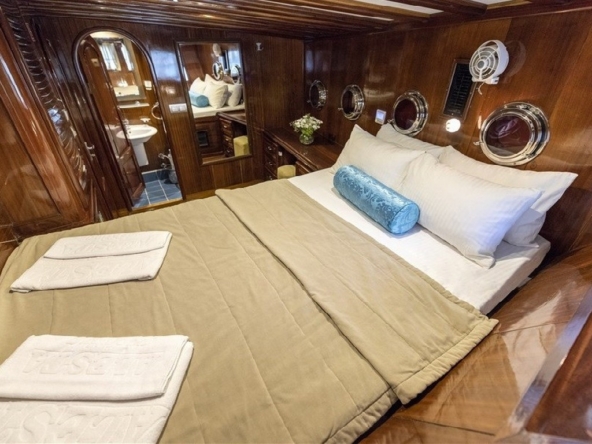 Türkiye’de Kayhan 11 Gulet kiralayın: 34 metre uzunluk, 10 kabin, 20 kişilik konfor ve unutulmaz mavi yolculuk deneyimi