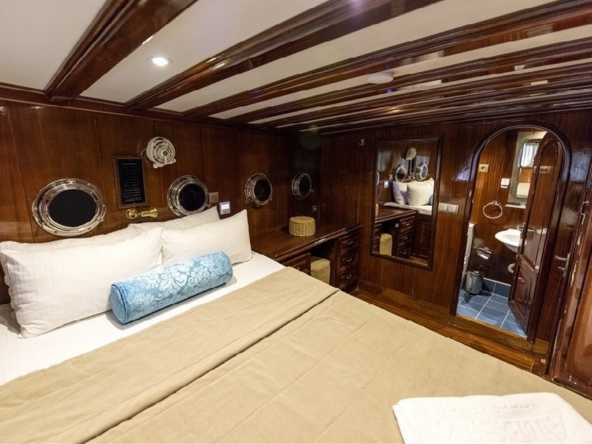 Türkiye’de Kayhan 11 Gulet kiralayın: 34 metre uzunluk, 10 kabin, 20 kişilik konfor ve unutulmaz mavi yolculuk deneyimi