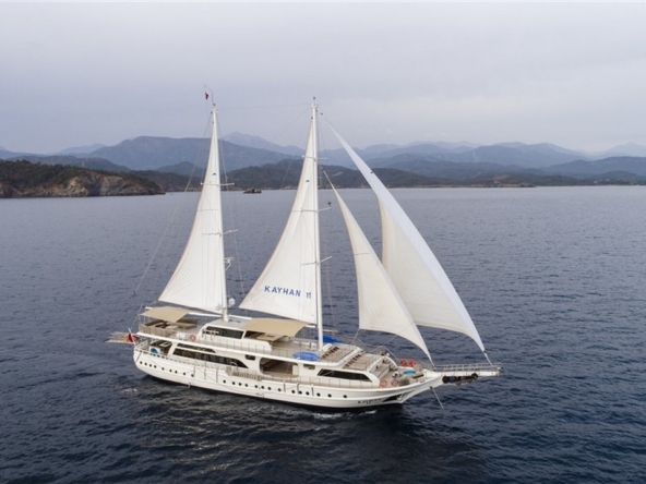 Türkiye’de Kayhan 11 Gulet kiralayın: 34 metre uzunluk, 10 kabin, 20 kişilik konfor ve unutulmaz mavi yolculuk deneyimi