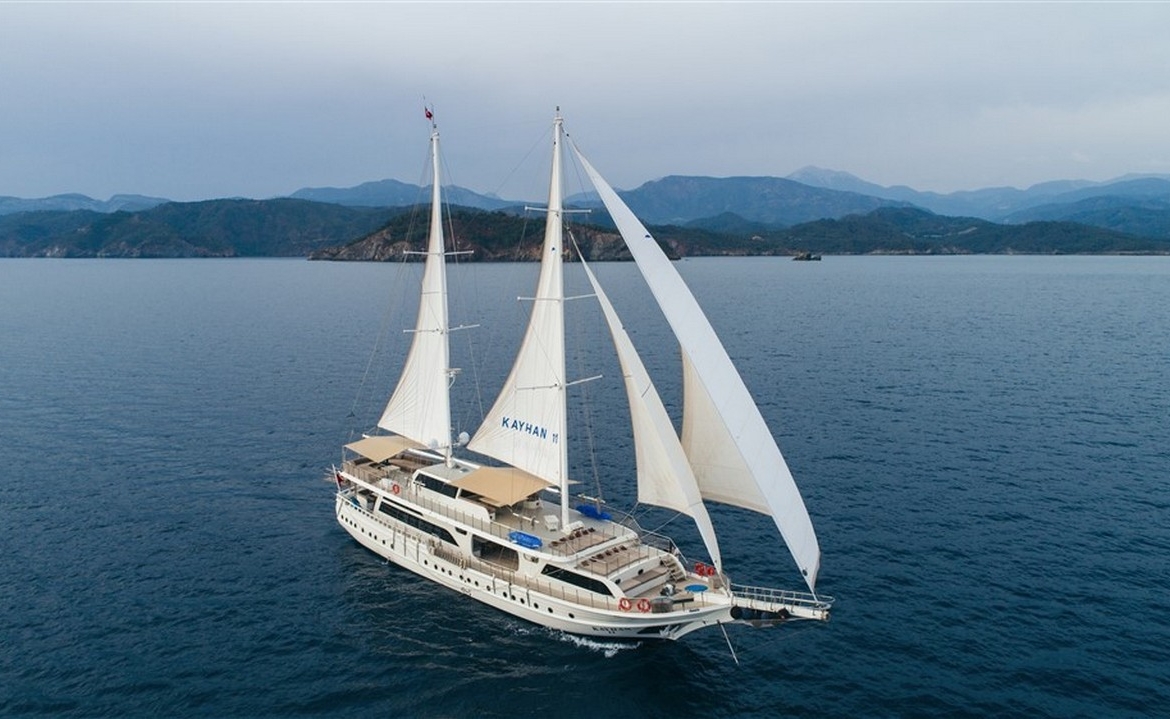 Türkiye’de Kayhan 11 Gulet kiralayın: 34 metre uzunluk, 10 kabin, 20 kişilik konfor ve unutulmaz mavi yolculuk deneyimi