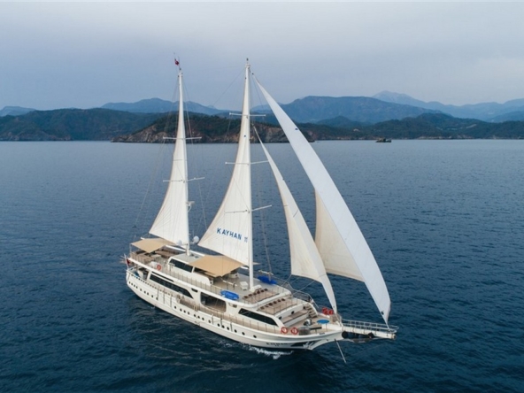 Türkiye’de Kayhan 11 Gulet kiralayın: 34 metre uzunluk, 10 kabin, 20 kişilik konfor ve unutulmaz mavi yolculuk deneyimi