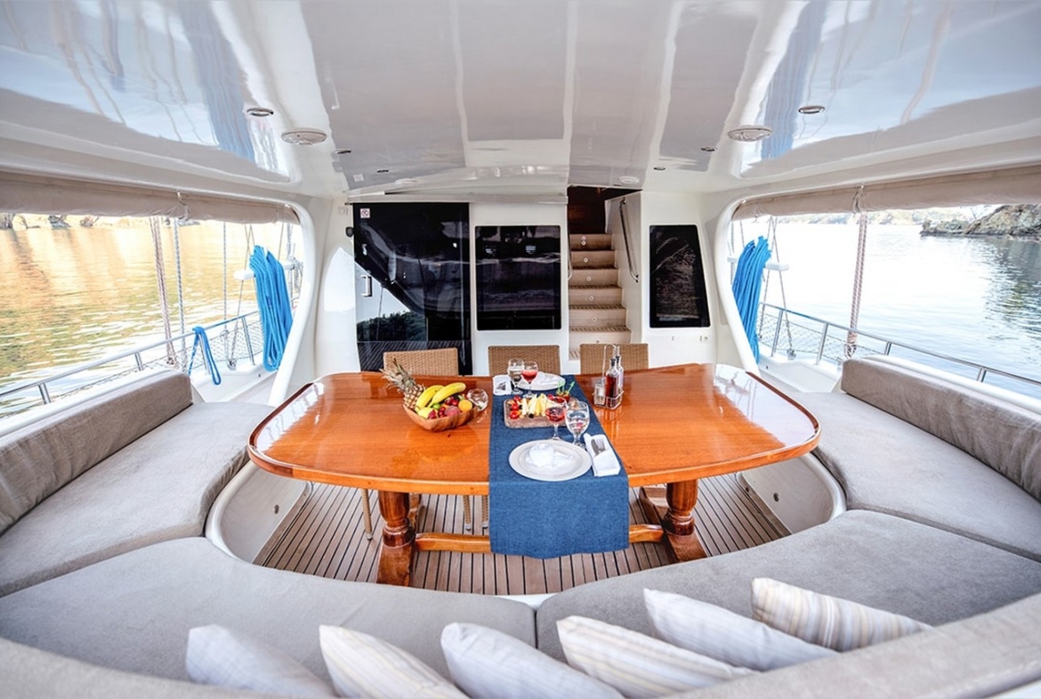 Kayhan 4, Fethiye çıkışlı 5 kabinli lüks gulet ile 10 kişilik özel mavi yolculuk deneyimi sunuyor.