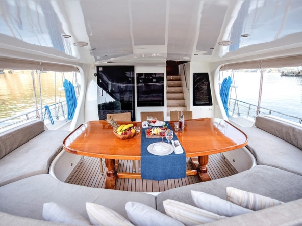 Kayhan 4, Fethiye çıkışlı 5 kabinli lüks gulet ile 10 kişilik özel mavi yolculuk deneyimi sunuyor.