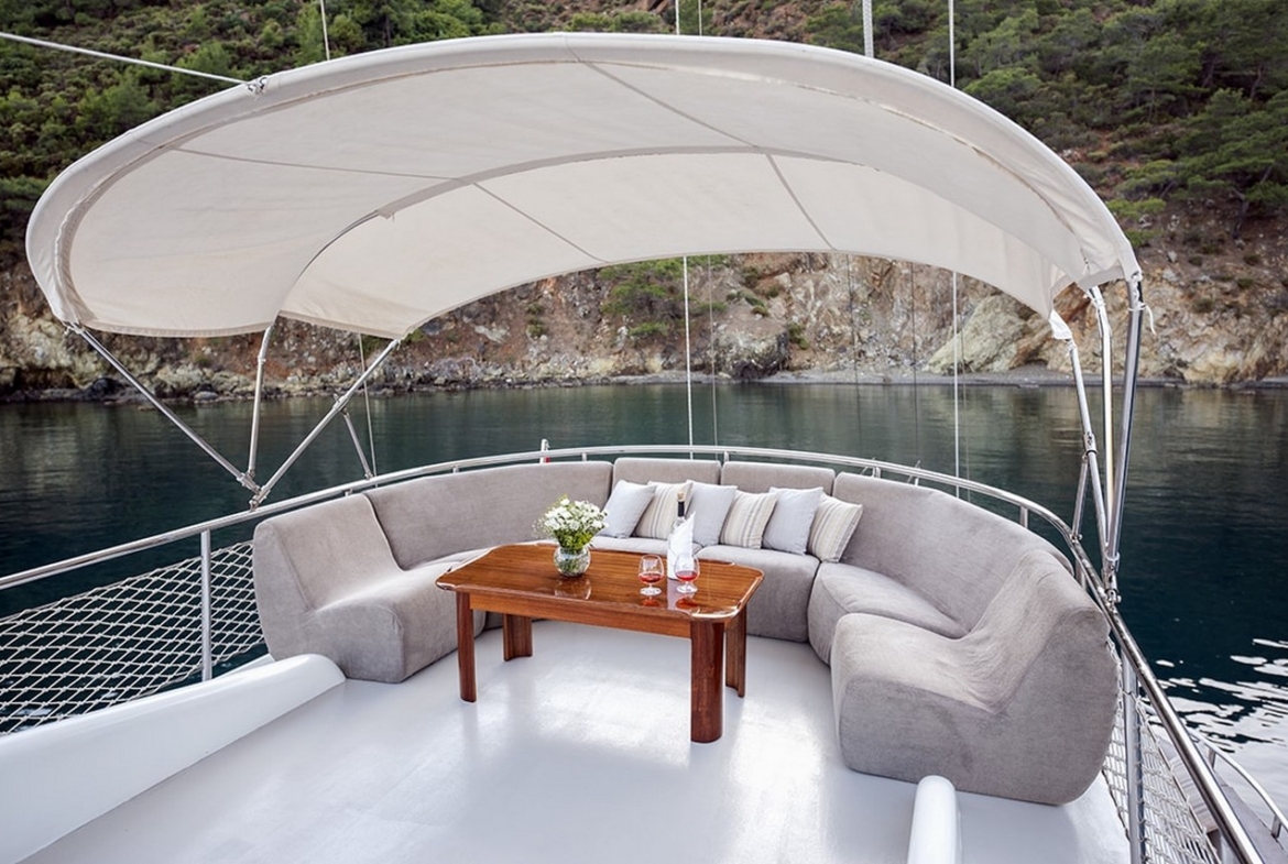 Kayhan 4, Fethiye çıkışlı 5 kabinli lüks gulet ile 10 kişilik özel mavi yolculuk deneyimi sunuyor.