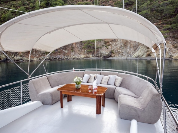 Kayhan 4, Fethiye çıkışlı 5 kabinli lüks gulet ile 10 kişilik özel mavi yolculuk deneyimi sunuyor.