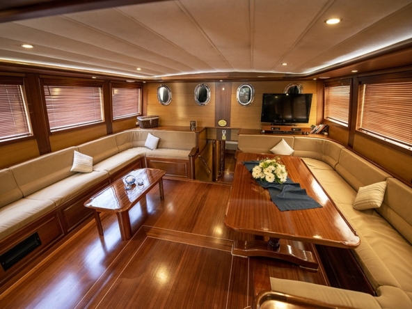 Kayhan 4, Fethiye çıkışlı 5 kabinli lüks gulet ile 10 kişilik özel mavi yolculuk deneyimi sunuyor.