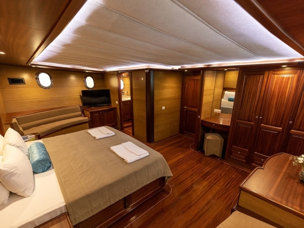 Kayhan 4, Fethiye çıkışlı 5 kabinli lüks gulet ile 10 kişilik özel mavi yolculuk deneyimi sunuyor.