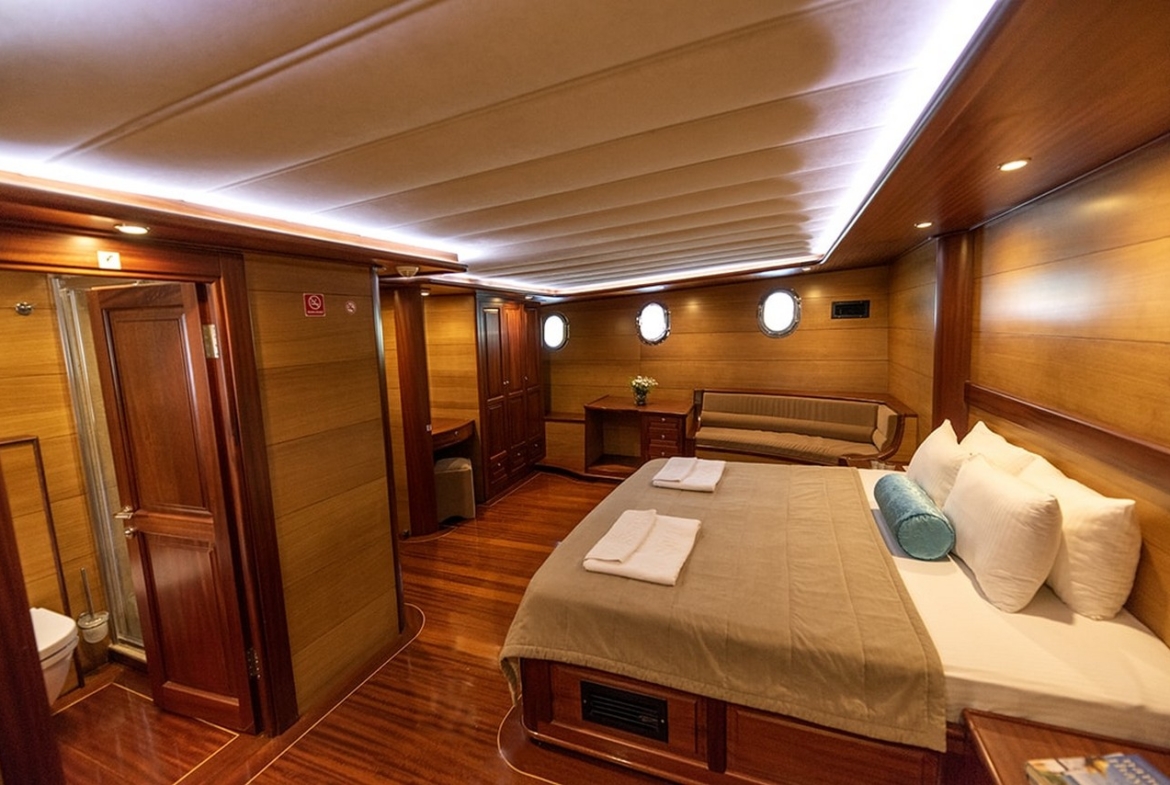 Kayhan 4, Fethiye çıkışlı 5 kabinli lüks gulet ile 10 kişilik özel mavi yolculuk deneyimi sunuyor.