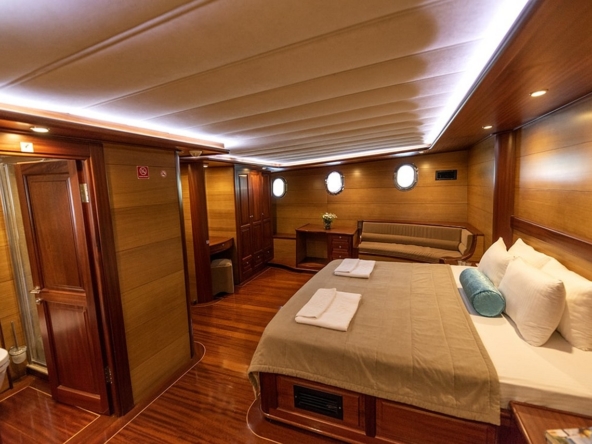 Kayhan 4, Fethiye çıkışlı 5 kabinli lüks gulet ile 10 kişilik özel mavi yolculuk deneyimi sunuyor.