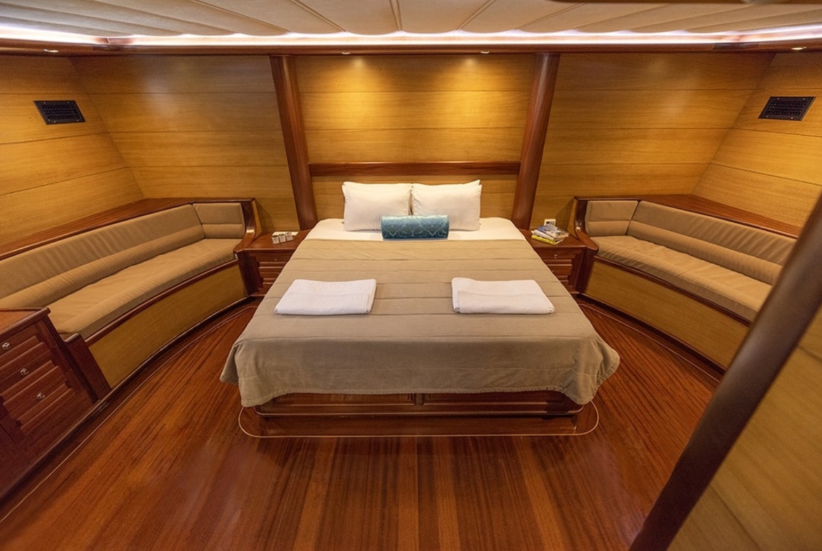 Kayhan 4, Fethiye çıkışlı 5 kabinli lüks gulet ile 10 kişilik özel mavi yolculuk deneyimi sunuyor.