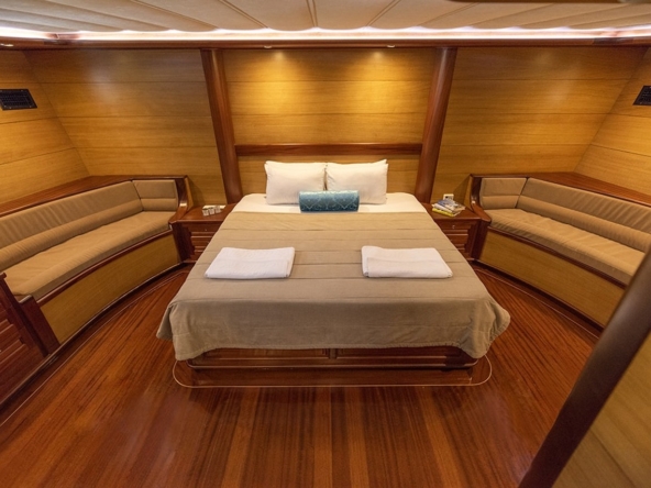 Kayhan 4, Fethiye çıkışlı 5 kabinli lüks gulet ile 10 kişilik özel mavi yolculuk deneyimi sunuyor.