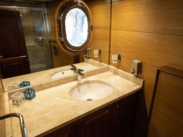 Kayhan 4, Fethiye çıkışlı 5 kabinli lüks gulet ile 10 kişilik özel mavi yolculuk deneyimi sunuyor.