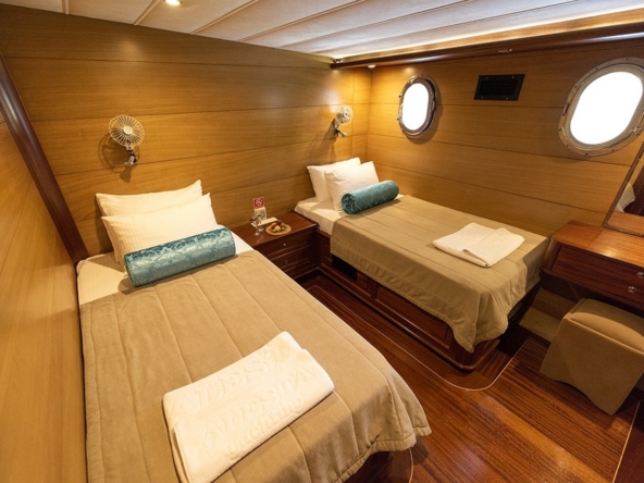 Kayhan 4, Fethiye çıkışlı 5 kabinli lüks gulet ile 10 kişilik özel mavi yolculuk deneyimi sunuyor.