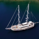 Kayhan 4, Fethiye çıkışlı 5 kabinli lüks gulet ile 10 kişilik özel mavi yolculuk deneyimi sunuyor.