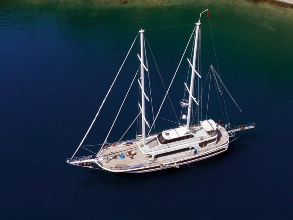 Kayhan 4, Fethiye çıkışlı 5 kabinli lüks gulet ile 10 kişilik özel mavi yolculuk deneyimi sunuyor.